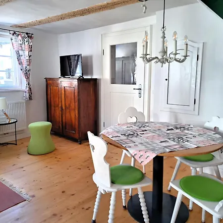Neu! Im Lueftlmalereck, Hennalahaus Lejlighed