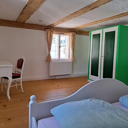 Neu! Im Lueftlmalereck, Hennalahaus Lejlighed