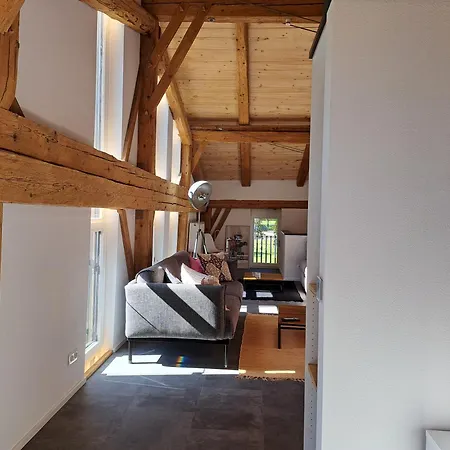 Neu! Im Lueftlmalereck, Hennalahaus Lejlighed *